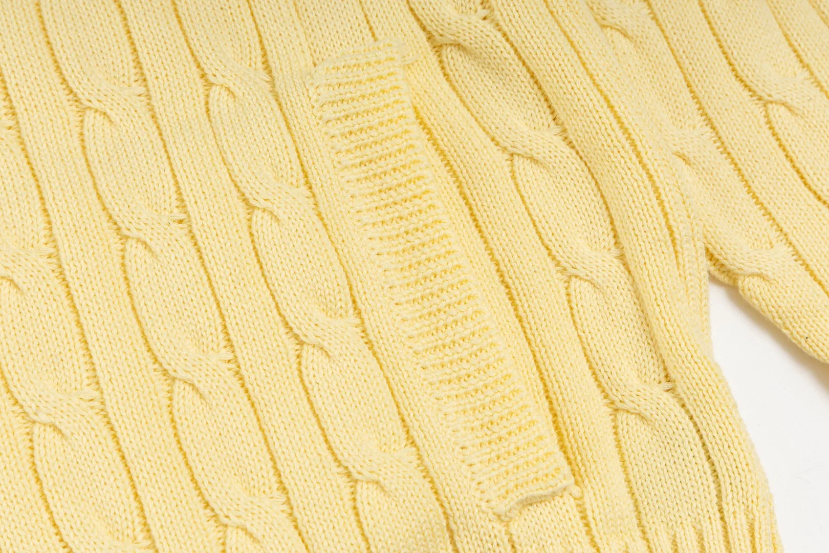 P260 #R98 RALPH LAUREN Ralph Lauren nine-color classic small label embroidery logo full zipper knitted cable cardigan sweater, high-density LOGO embroidery on the chest, original customization of tag accessories. Made of pure cotton yarn, pure cotton is skin-friendly and comfortable, small label war horse embroidered twist zipper cardigan sweater 🐎 high quality, follow the blogger to learn how to wear it! Let’s buy a Ralph Lauren cable sweater. It’s a super hard-to-find series after it became popular. It’s hard to find one on the official website. It’s simple and practical to wear, with a lazy and loose feel. The thickened fabric has more texture, feels soft and delicate, and has a loose fit. Whether worn alone or layered, you can wear different styles of fashion with just one piece!   Size：XS S M L